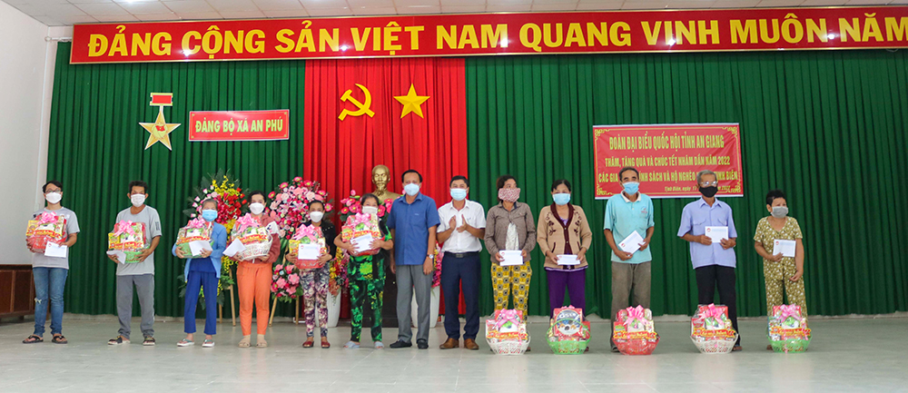 Hơn 2.300 phần quà Tết đến với hộ chính sách, hộ nghèo An Giang