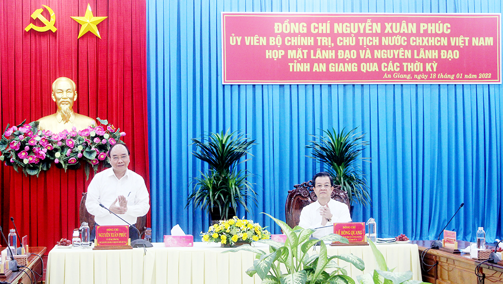 Chủ tịch nước Nguyễn Xuân Phúc họp mặt với lãnh đạo và nguyên lãnh đạo tỉnh An Giang qua các thời kỳ