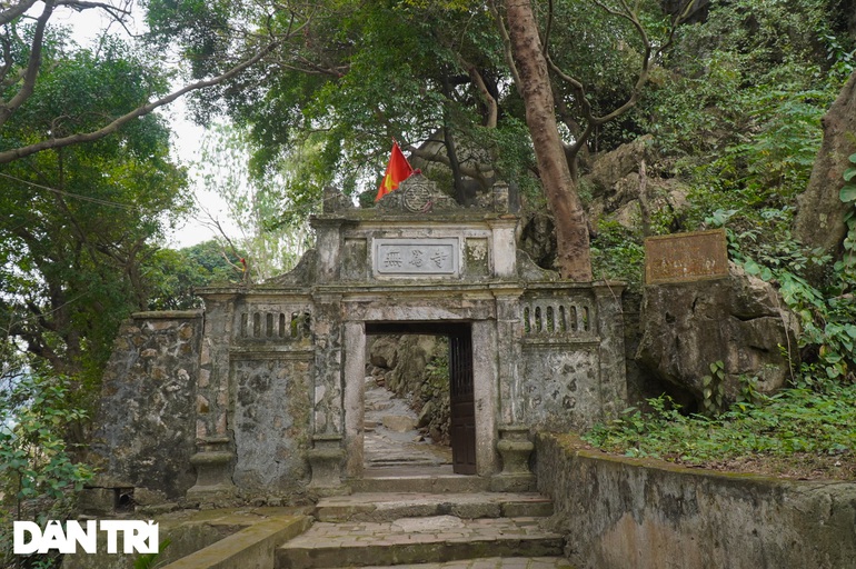 Lạ lùng chùa cổ nằm chênh vênh trên đỉnh núi suốt 6 thế kỷ ở Hà Nội
