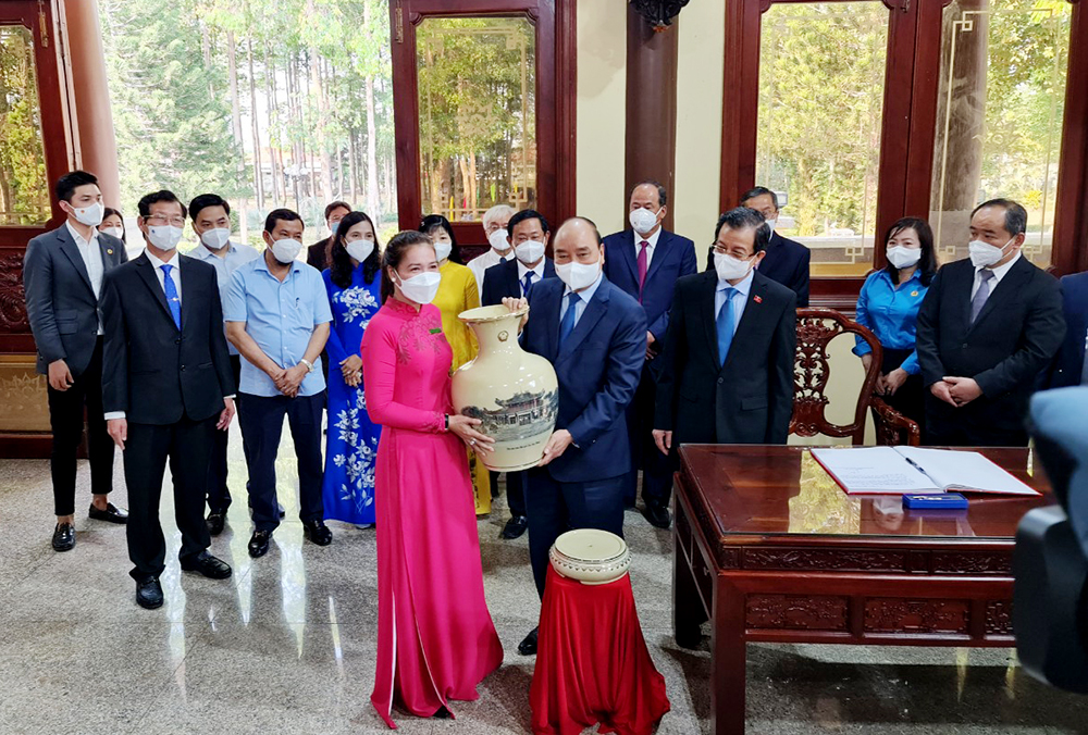 Chủ tịch nước Nguyễn Xuân Phúc dâng hương tại Đền thờ Chủ tịch Tôn Đức Thắng