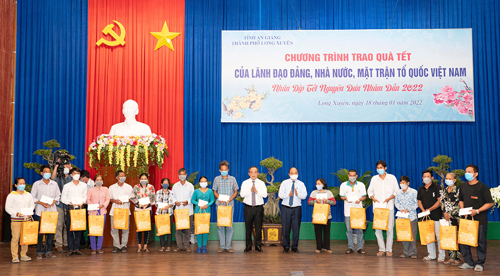Chủ tịch nước Nguyễn Xuân Phúc động viên bà con đón Tết tiết kiệm, đầm ấm...