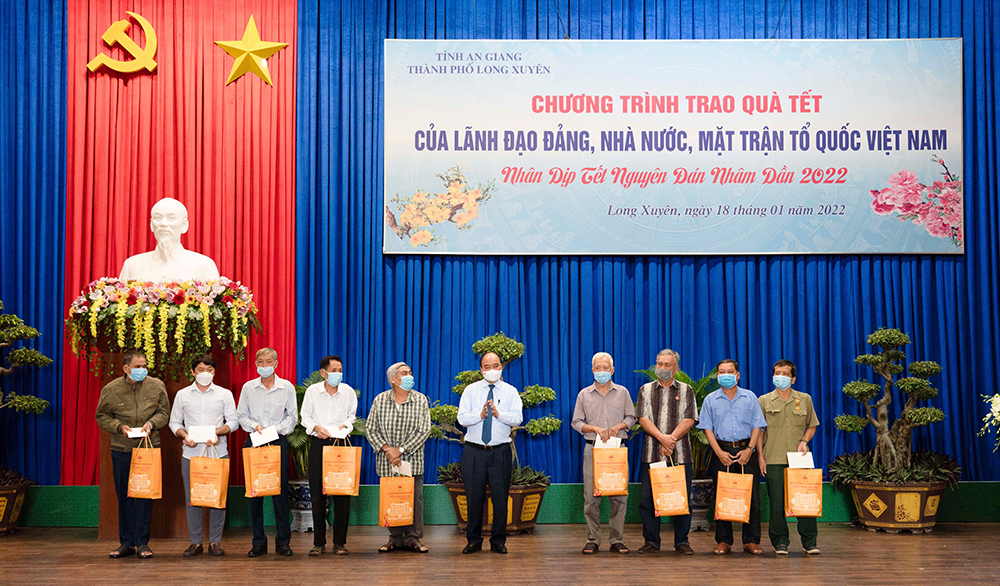 Chủ tịch nước Nguyễn Xuân Phúc động viên bà con đón Tết tiết kiệm, đầm ấm...
