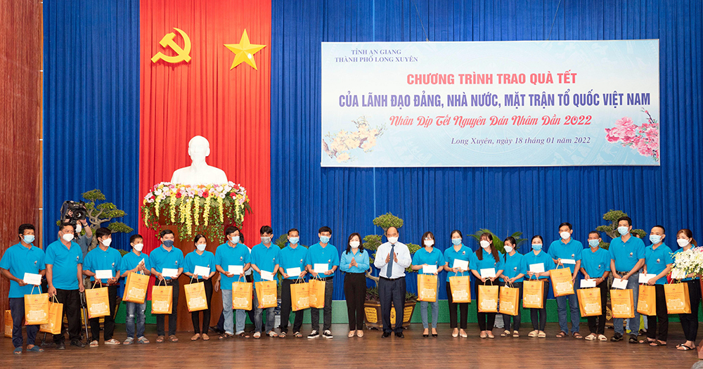 Chủ tịch nước Nguyễn Xuân Phúc động viên bà con đón Tết tiết kiệm, đầm ấm...