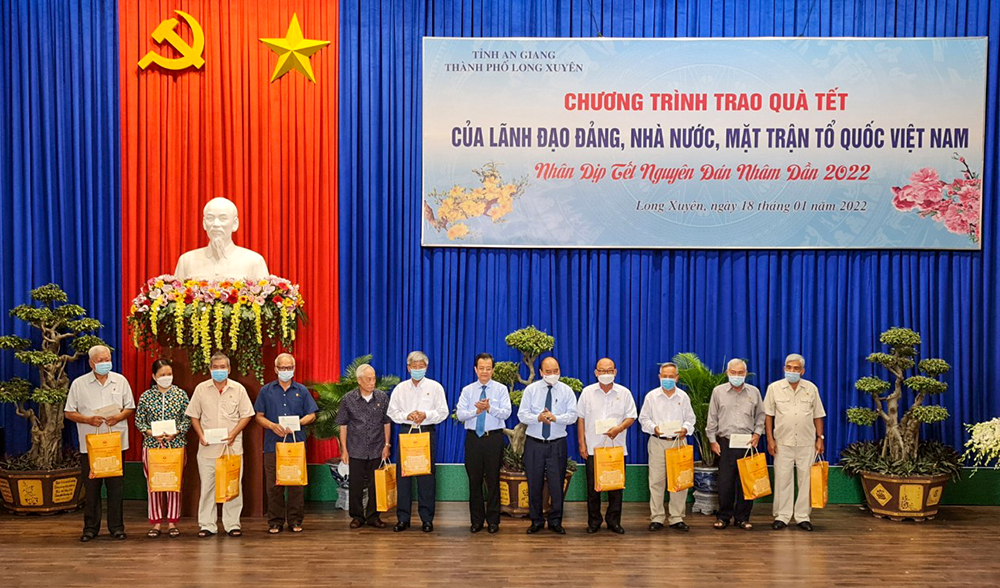Chủ tịch nước Nguyễn Xuân Phúc động viên bà con đón Tết tiết kiệm, đầm ấm...