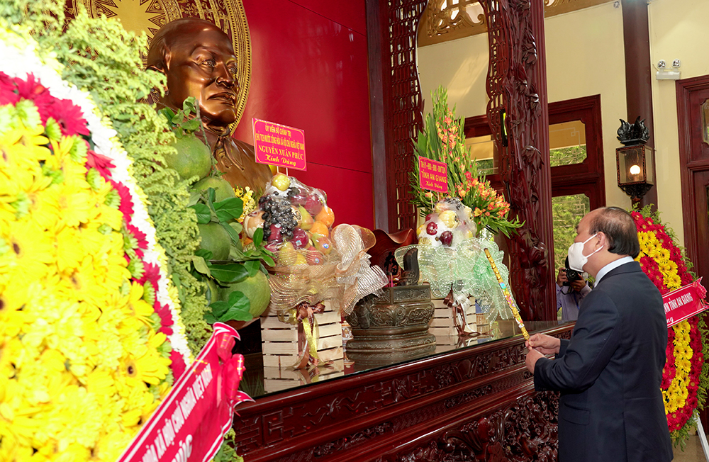 Chủ tịch nước Nguyễn Xuân Phúc dâng hương tại Đền thờ Chủ tịch Tôn Đức Thắng