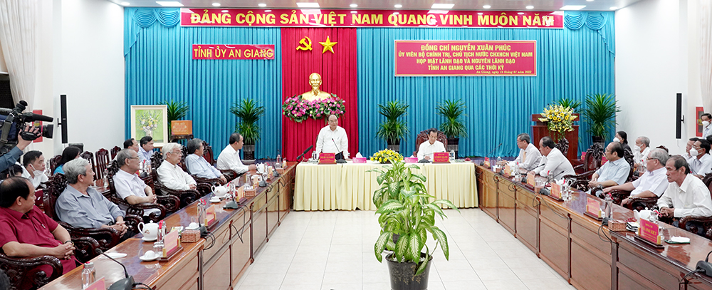 Chủ tịch nước Nguyễn Xuân Phúc họp mặt với lãnh đạo và nguyên lãnh đạo tỉnh An Giang qua các thời kỳ