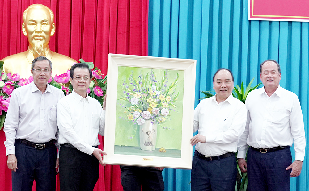Chủ tịch nước Nguyễn Xuân Phúc họp mặt với lãnh đạo và nguyên lãnh đạo tỉnh An Giang qua các thời kỳ