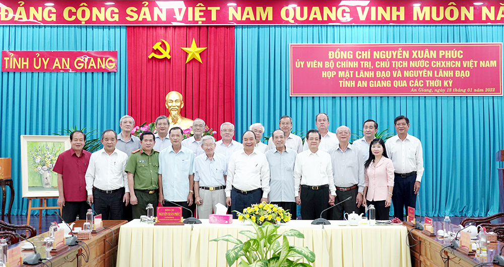 Chủ tịch nước Nguyễn Xuân Phúc họp mặt với lãnh đạo và nguyên lãnh đạo tỉnh An Giang qua các thời kỳ