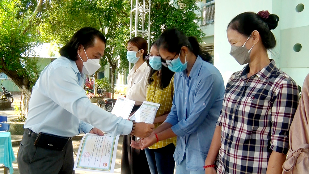 Chăm lo hoàn cảnh khó khăn ở huyện miền núi Tri Tôn
