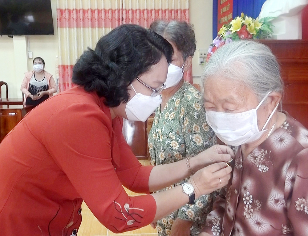 Ban Thường vụ Huyện ủy Thoại Sơn trao huy hiệu Đảng đợt 3-2 cho 12 đồng chí cao niên tuổi Đảng