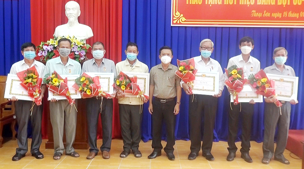 Ban Thường vụ Huyện ủy Thoại Sơn trao huy hiệu Đảng đợt 3-2 cho 12 đồng chí cao niên tuổi Đảng