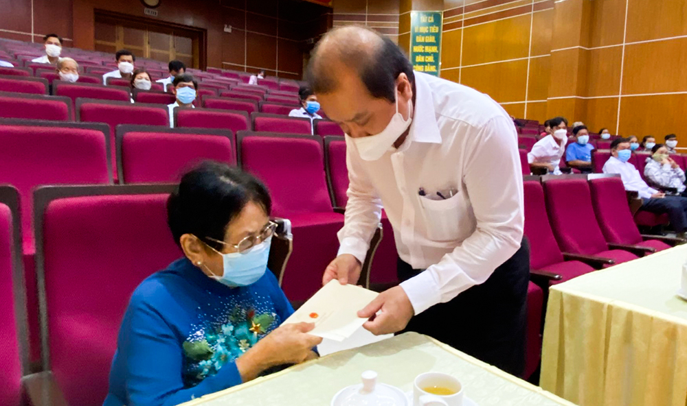 Đoàn Đại biểu Quốc hội tỉnh An Giang thăm, tặng quà chúc Tết các gia đình chính sách, hộ nghèo, thương binh tiêu biểu TP. Long Xuyên