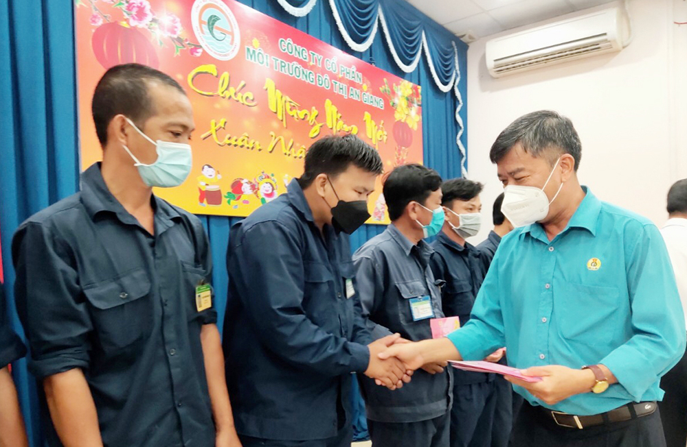 Liên đoàn Lao động tỉnh An Giang chúc Tết doanh nghiệp và tặng quà đoàn viên hoàn cảnh khó khăn