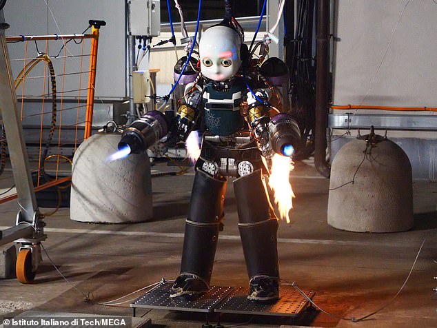 Italy phát triển robot ‘người sắt’ giúp cứu trợ thảm hoạ thiên tai