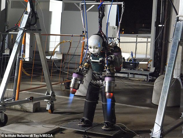 Italy phát triển robot ‘người sắt’ giúp cứu trợ thảm hoạ thiên tai