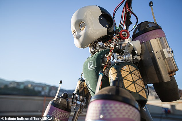 Italy phát triển robot ‘người sắt’ giúp cứu trợ thảm hoạ thiên tai