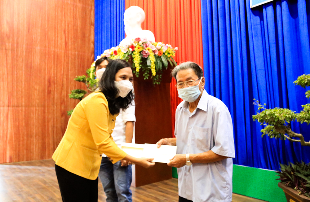 Đoàn Đại biểu Quốc hội tỉnh An Giang thăm, tặng quà chúc Tết các gia đình chính sách, hộ nghèo, thương binh tiêu biểu TP. Long Xuyên
