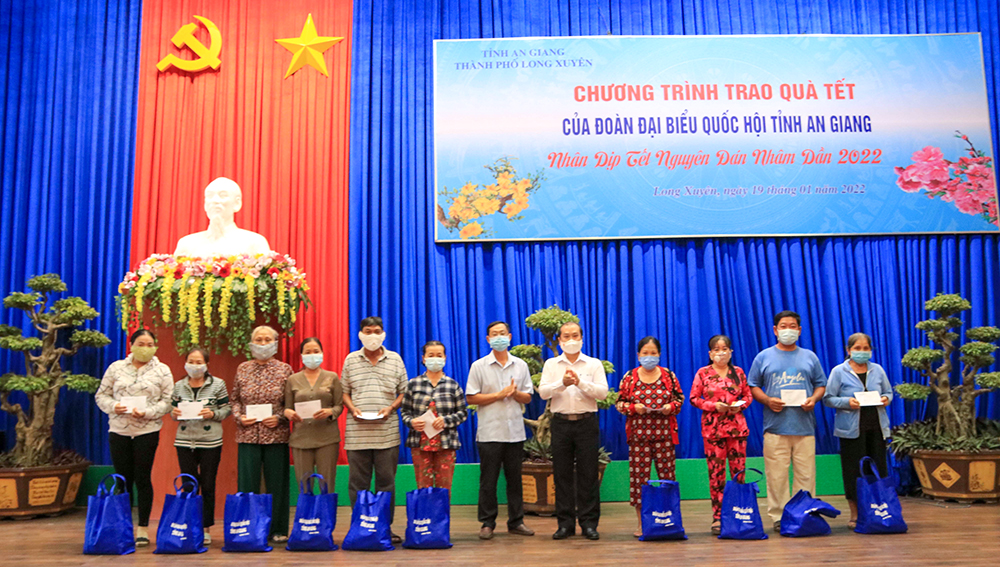 Đoàn Đại biểu Quốc hội tỉnh An Giang thăm, tặng quà chúc Tết các gia đình chính sách, hộ nghèo, thương binh tiêu biểu TP. Long Xuyên