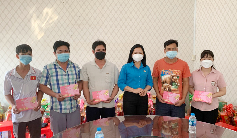 Liên đoàn Lao động tỉnh An Giang chúc Tết doanh nghiệp và tặng quà đoàn viên hoàn cảnh khó khăn
