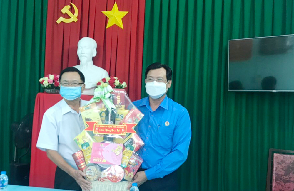 Liên đoàn Lao động tỉnh An Giang chúc Tết doanh nghiệp và tặng quà đoàn viên hoàn cảnh khó khăn