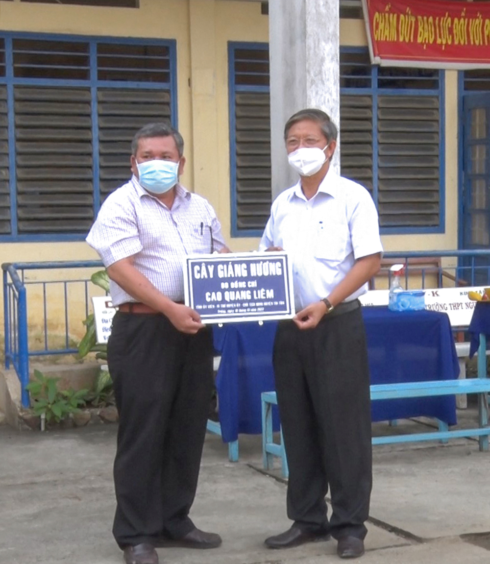 Lãnh đạo huyện Tri Tôn chúc Tết trường học và phát động Tết trồng cây
