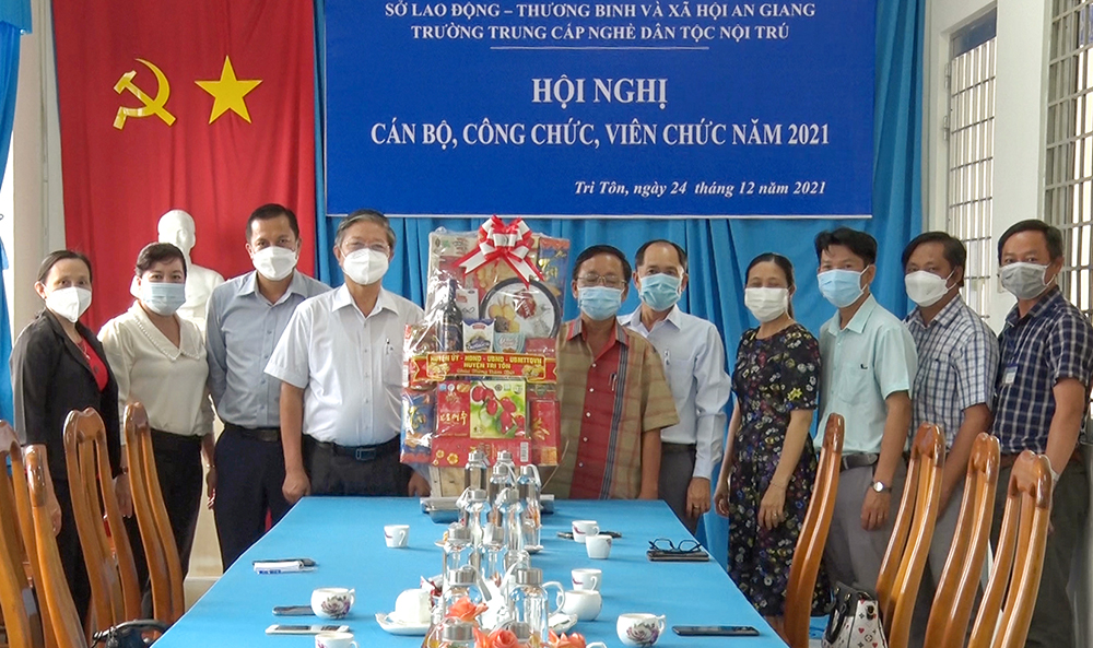Lãnh đạo huyện Tri Tôn chúc Tết trường học và phát động Tết trồng cây