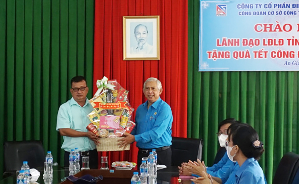 Liên đoàn Lao động tỉnh An Giang chúc Tết doanh nghiệp và tặng quà đoàn viên hoàn cảnh khó khăn