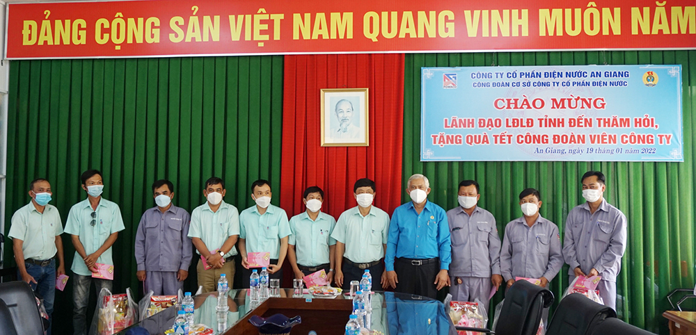 Liên đoàn Lao động tỉnh An Giang chúc Tết doanh nghiệp và tặng quà đoàn viên hoàn cảnh khó khăn