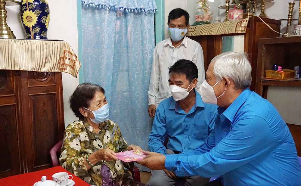 Liên đoàn Lao động tỉnh An Giang chúc Tết doanh nghiệp và tặng quà đoàn viên hoàn cảnh khó khăn