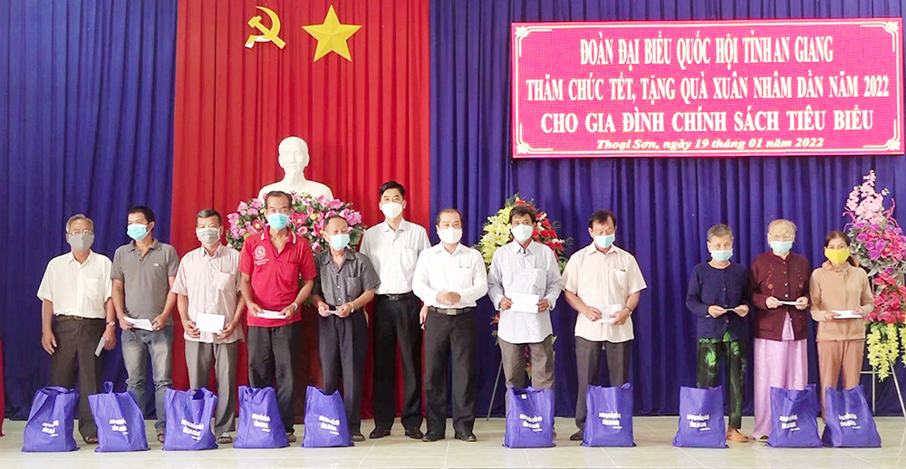 Đoàn đại biểu Quốc hội tỉnh thăm hỏi, tặng quà gia đình chính sách, mẹ Việt Nam Anh hùng huyện Thoại Sơn