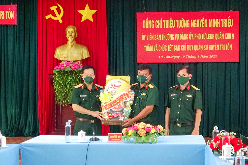 Quân khu 9 chúc Tết tại Tri Tôn