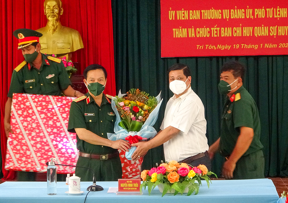 Quân khu 9 chúc Tết tại Tri Tôn