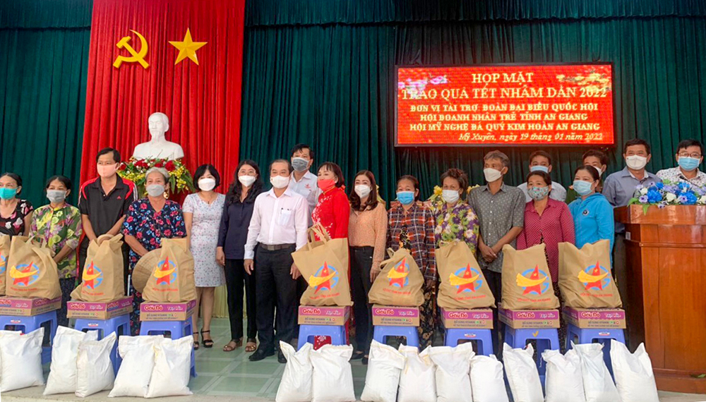 Doanh nhân trẻ An Giang tặng quà cho người nghèo ăn Tết