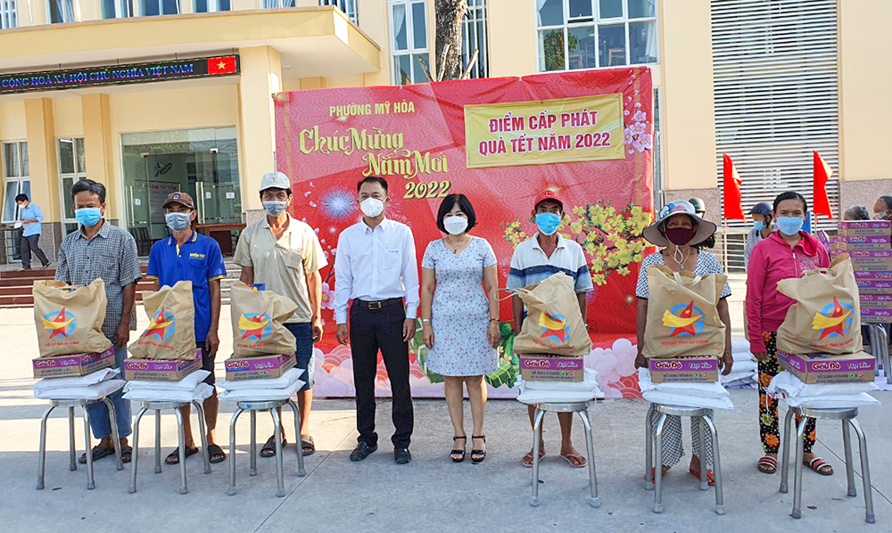 Doanh nhân trẻ An Giang tặng quà cho người nghèo ăn Tết