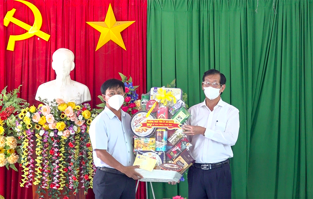 Phó Chủ tịch UBND tỉnh An Giang Lê Văn Phước đến thăm, chúc Tết lực lượng biên phòng và Đảng bộ, chính quyền và nhân dân xã Nhơn Hội