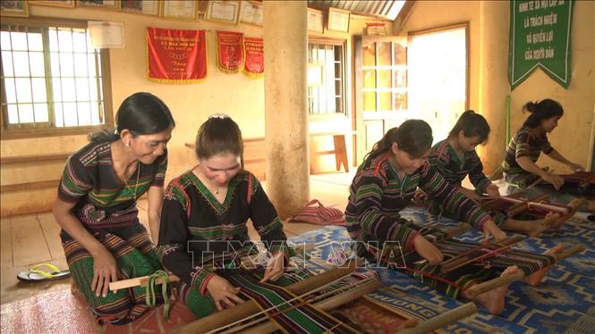 Gìn giữ nghề dệt thổ cẩm của đồng bào dân tộc ở Tây Nguyên