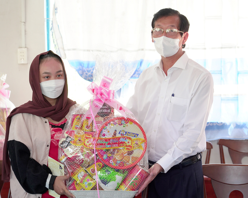Phó Chủ tịch UBND tỉnh An Giang Lê Văn Phước đến thăm, chúc Tết lực lượng biên phòng và Đảng bộ, chính quyền và nhân dân xã Nhơn Hội