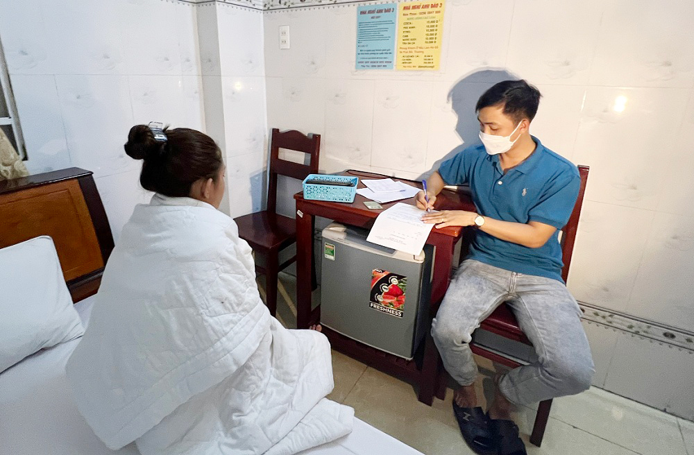 Bắt quả tang 3 cặp nam nữ mua bán dâm tại nhà nghỉ Anh Đào 3