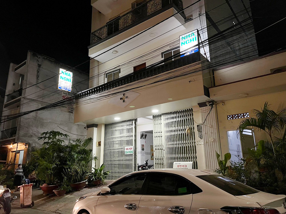 Bắt quả tang 3 cặp nam nữ mua bán dâm tại nhà nghỉ Anh Đào 3