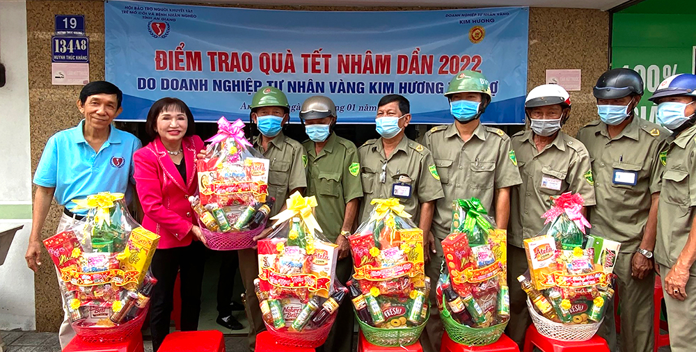 Trao quà Tết và nhà Đại đoàn kết cho hộ nghèo, khó khăn