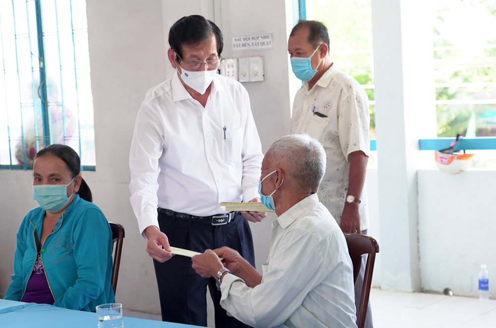 Phó Chủ tịch UBND tỉnh An Giang Lê Văn Phước đến thăm, chúc Tết lực lượng biên phòng và Đảng bộ, chính quyền và nhân dân xã Nhơn Hội