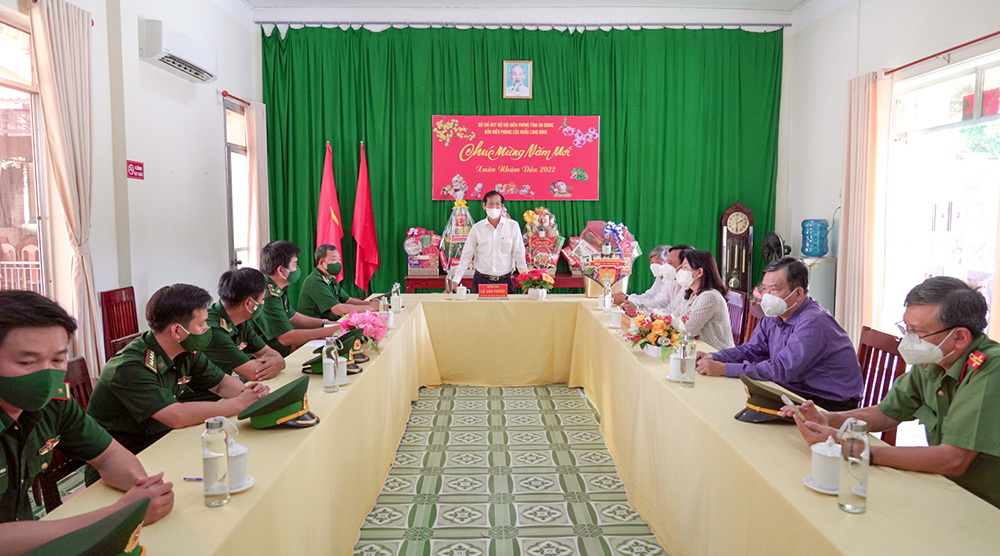 Phó Chủ tịch UBND tỉnh An Giang Lê Văn Phước đến thăm, chúc Tết lực lượng biên phòng và Đảng bộ, chính quyền và nhân dân xã Nhơn Hội