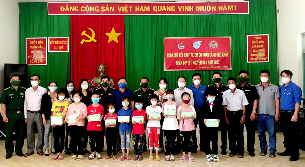 Bộ đội Biên phòng An Giang chăm lo Tết cho gia đình chính sách, hộ nghèo biên giới