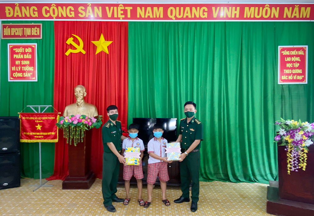 Bộ đội Biên phòng An Giang chăm lo Tết cho gia đình chính sách, hộ nghèo biên giới
