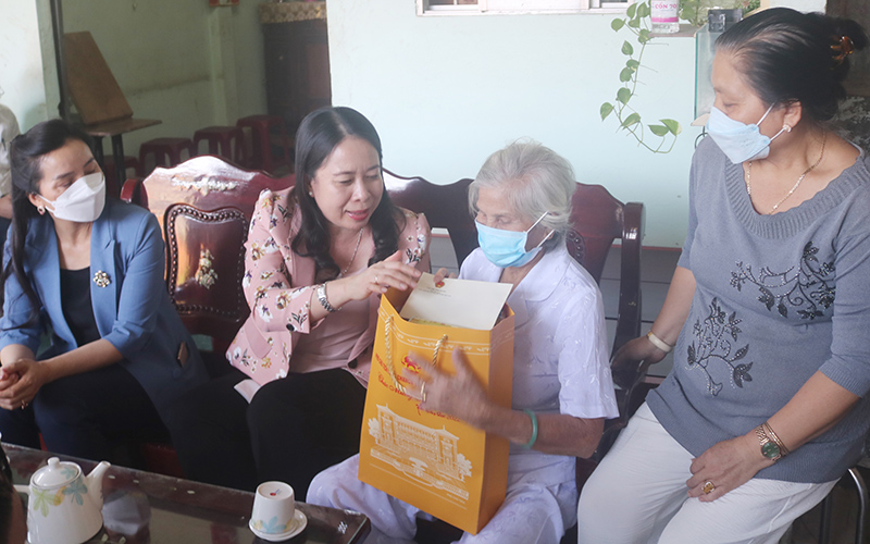 Phó Chủ tịch nước Võ Thị Ánh Xuân thăm, trao quà Tết tại Trà Vinh