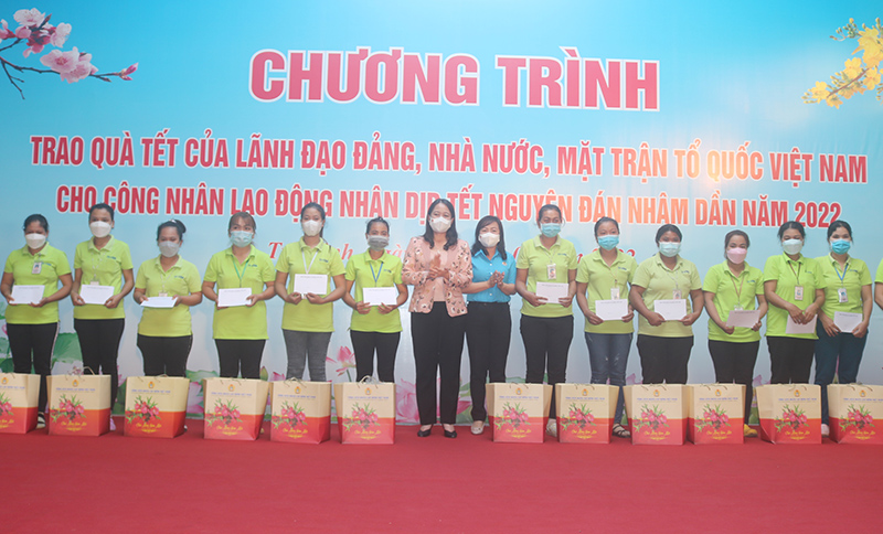 Phó Chủ tịch nước Võ Thị Ánh Xuân thăm, trao quà Tết tại Trà Vinh