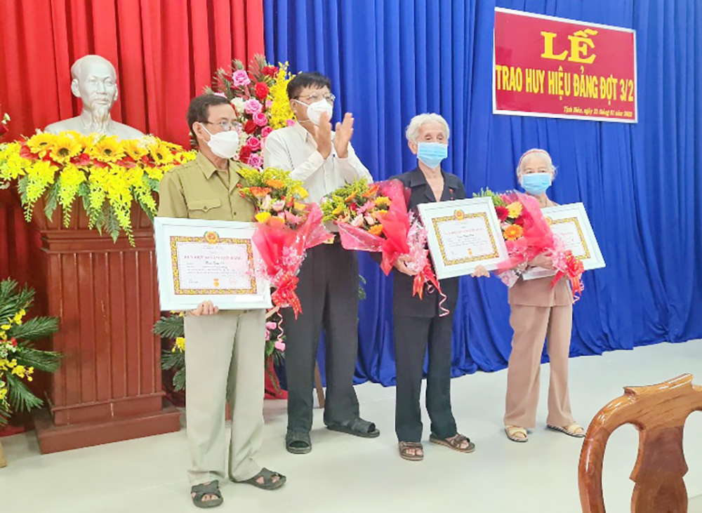 Tịnh Biên trao huy hiệu Đảng đợt 3-2