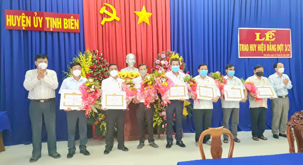 Tịnh Biên trao huy hiệu Đảng đợt 3-2