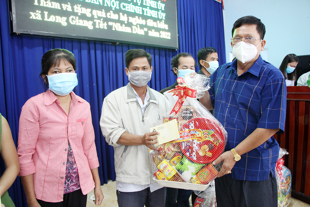 Công ty TNHH Thương mại Tấn Thắng hỗ trợ huyện Chợ Mới gần 1,5 tỷ đồng