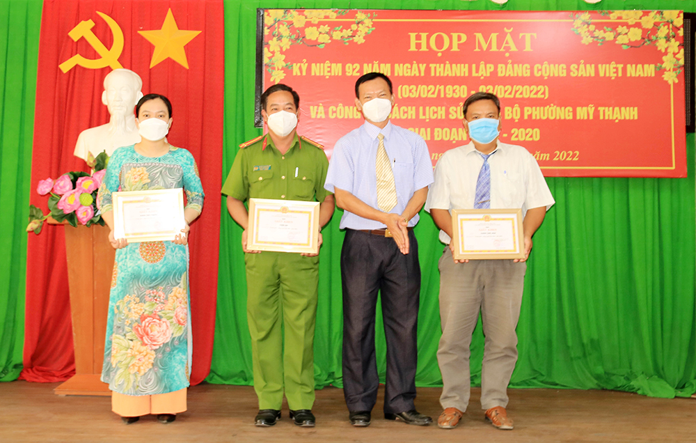 Công bố sách lịch sử Đảng bộ phường Mỹ Thạnh